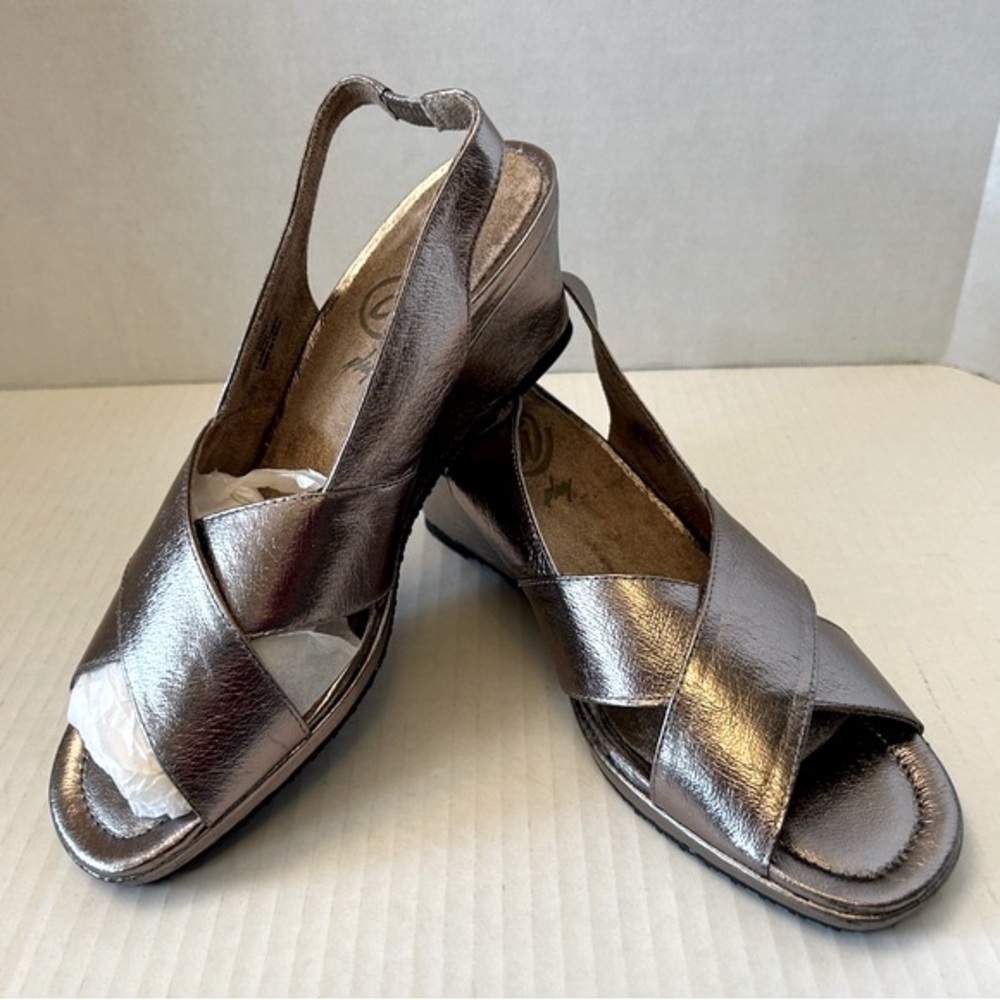 JRenee’ women’s Antolina wedge sandal in color: Taupe Metallic size 9.5 M NWOB.H